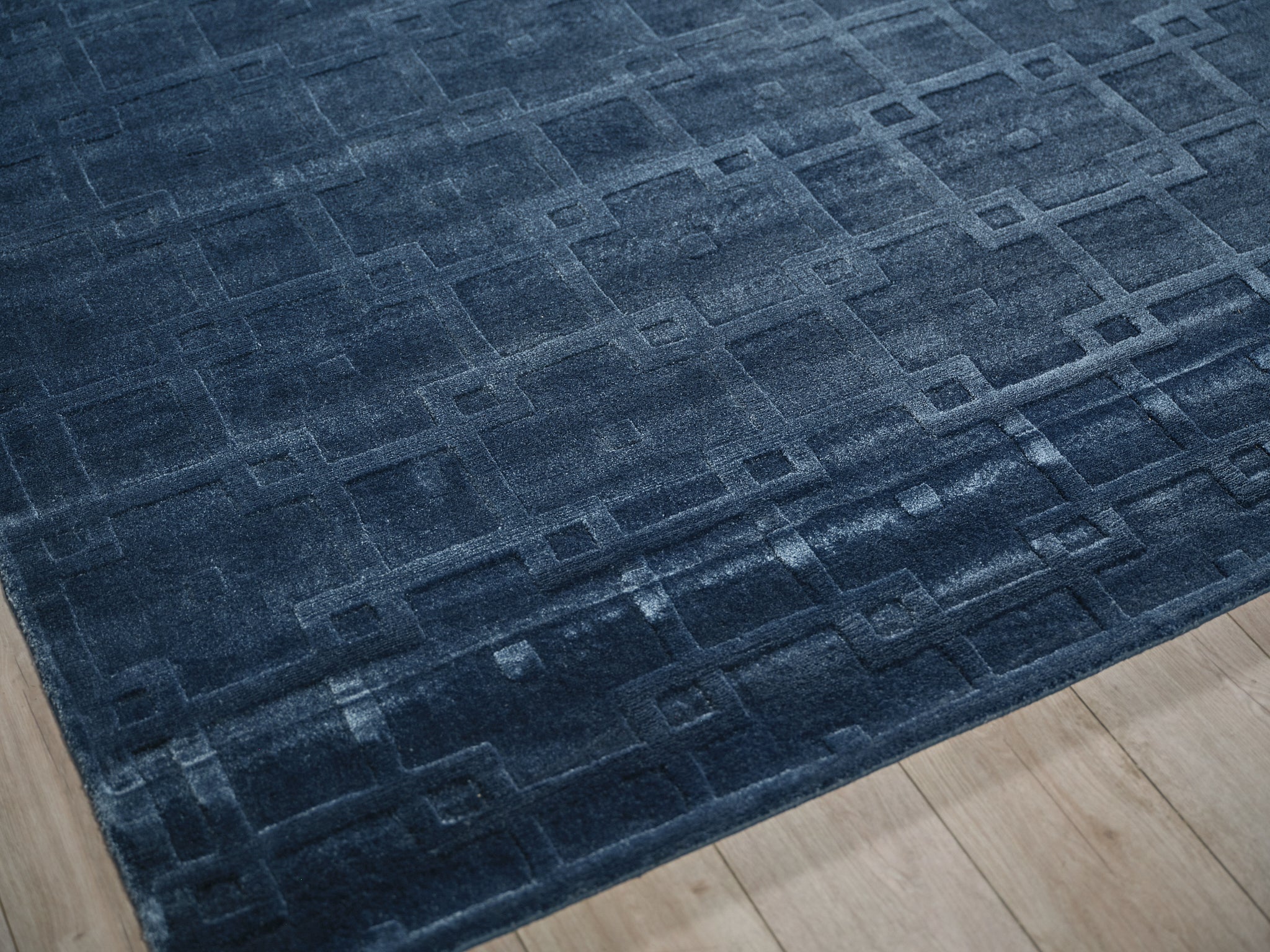 Camora Modern Navy Silky Nylon handloomed Area Rug