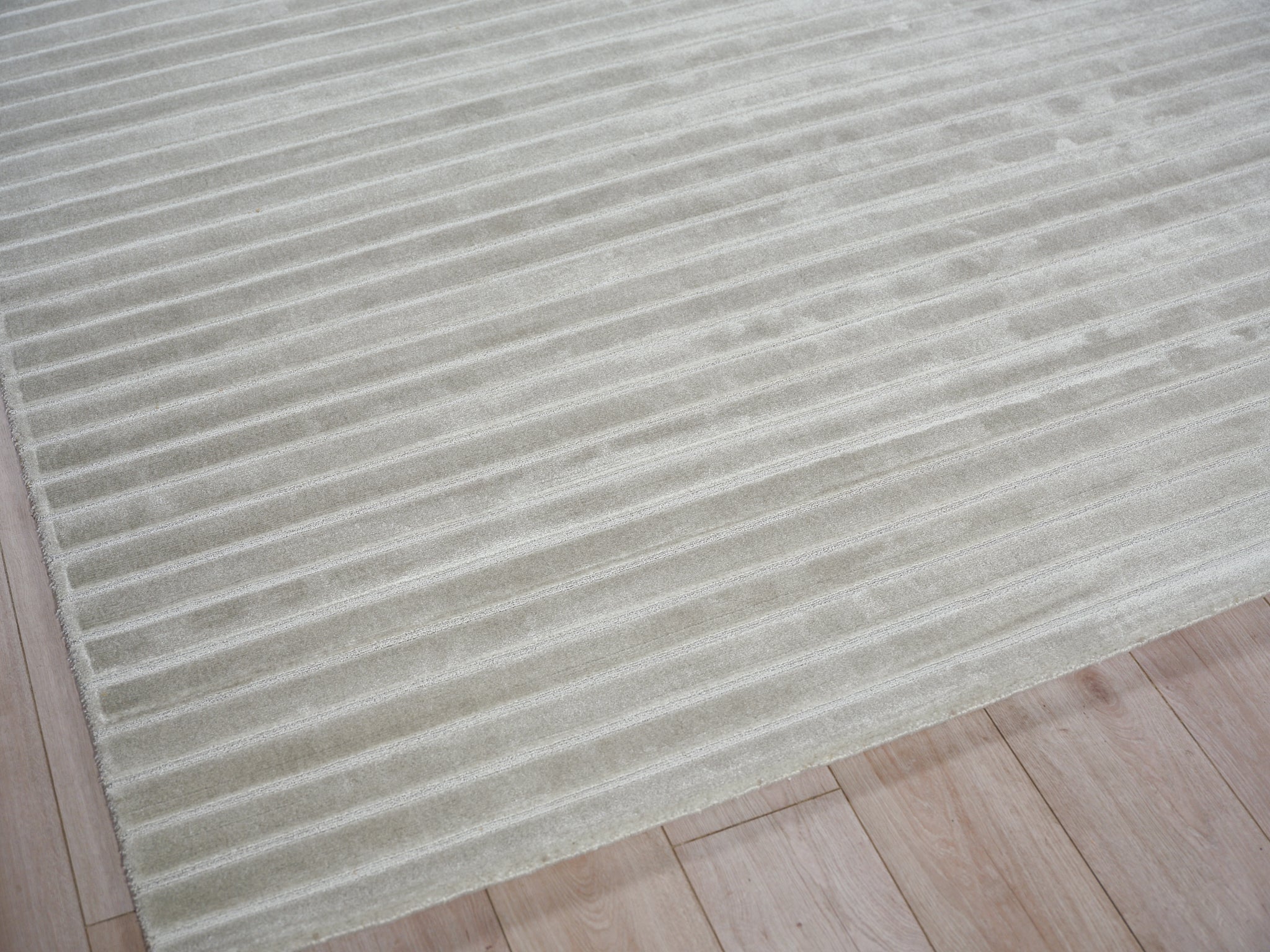 Amani Modern Light Silver Silky Nylon handloomed Area Rug