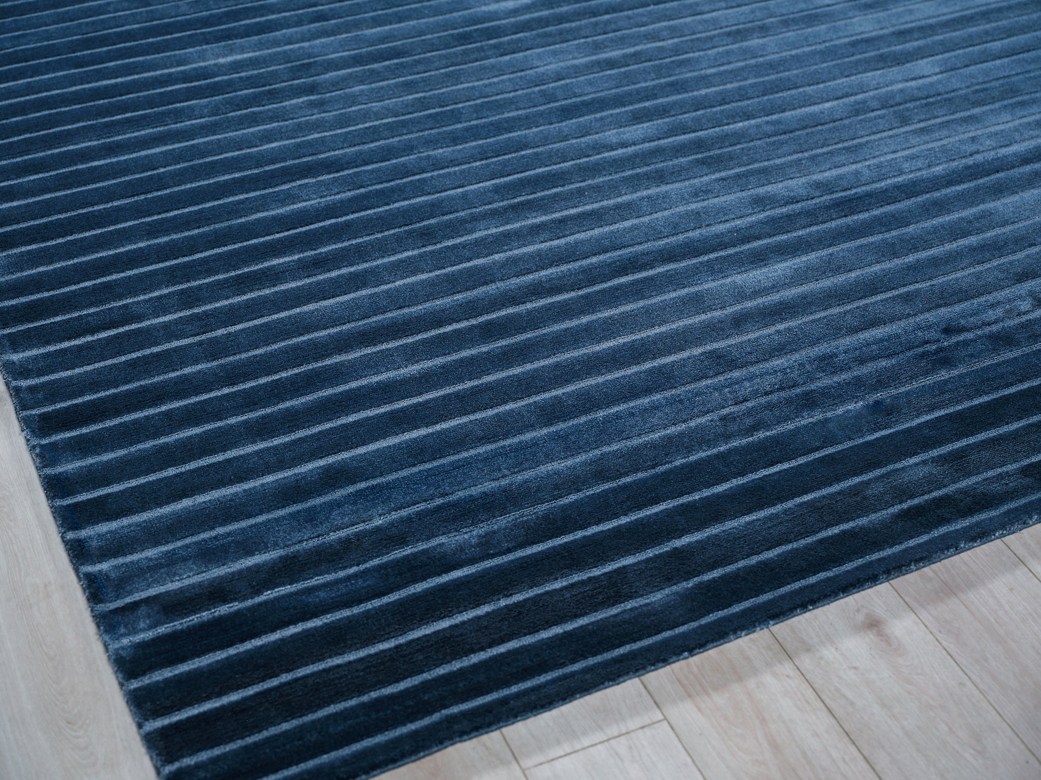 Amani Modern Navy Silky Nylon handloomed Area Rug